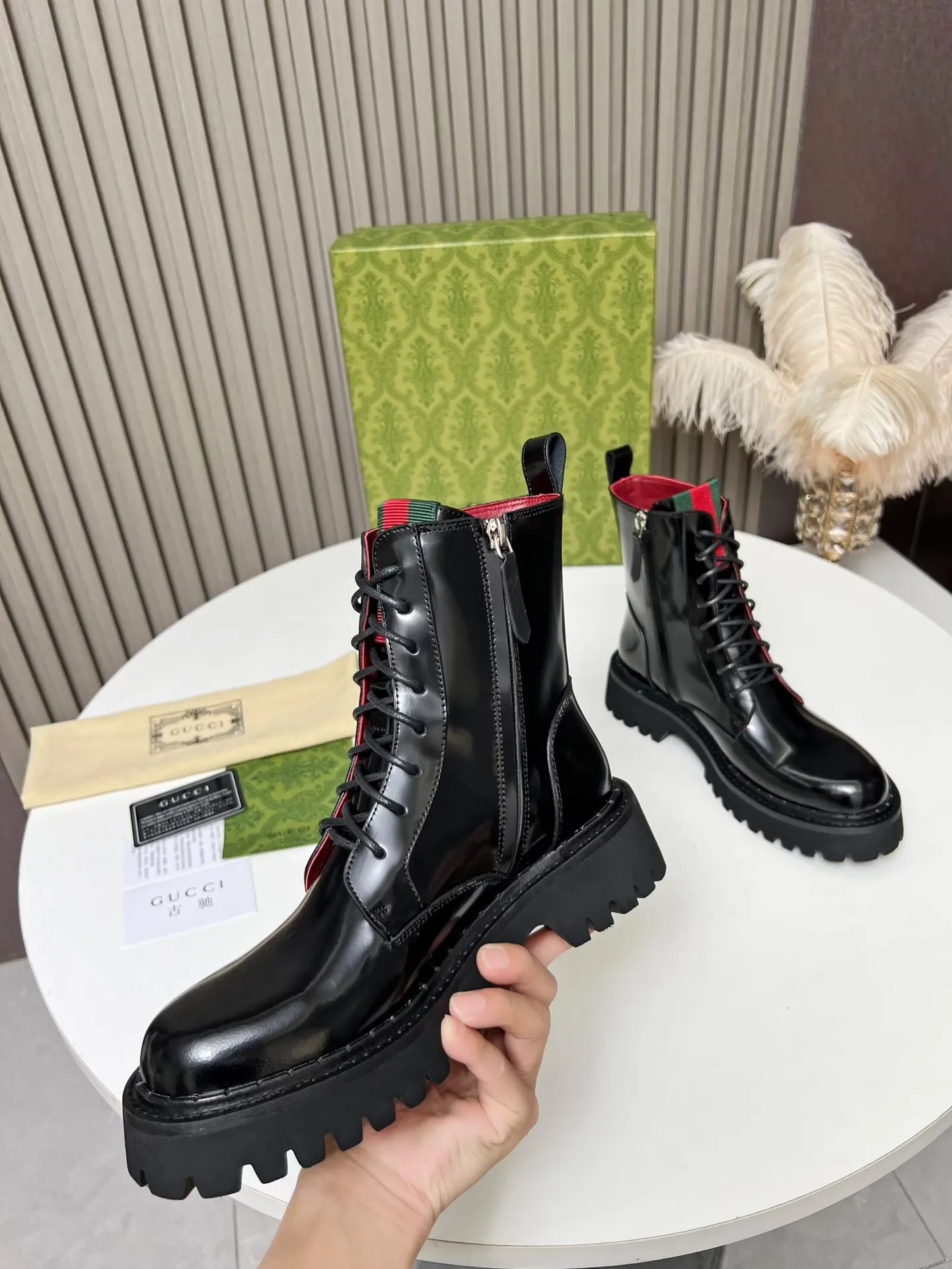 👟👟Ex-factory price 620👟👟 2025 latest version of Gucci GUCCI versatile strappy Martin boots, easy to put on and take off 'Branded webbing color matching Heel height: 5cm Fabric: cowhide/open edge beads Inner/foot pads: red cowhide 🐂 The outsole is made of foam outsole Color: black Code number: 34-40. 34 and 41 42 need to be customized Packaging: Comes with card and cloth bag.